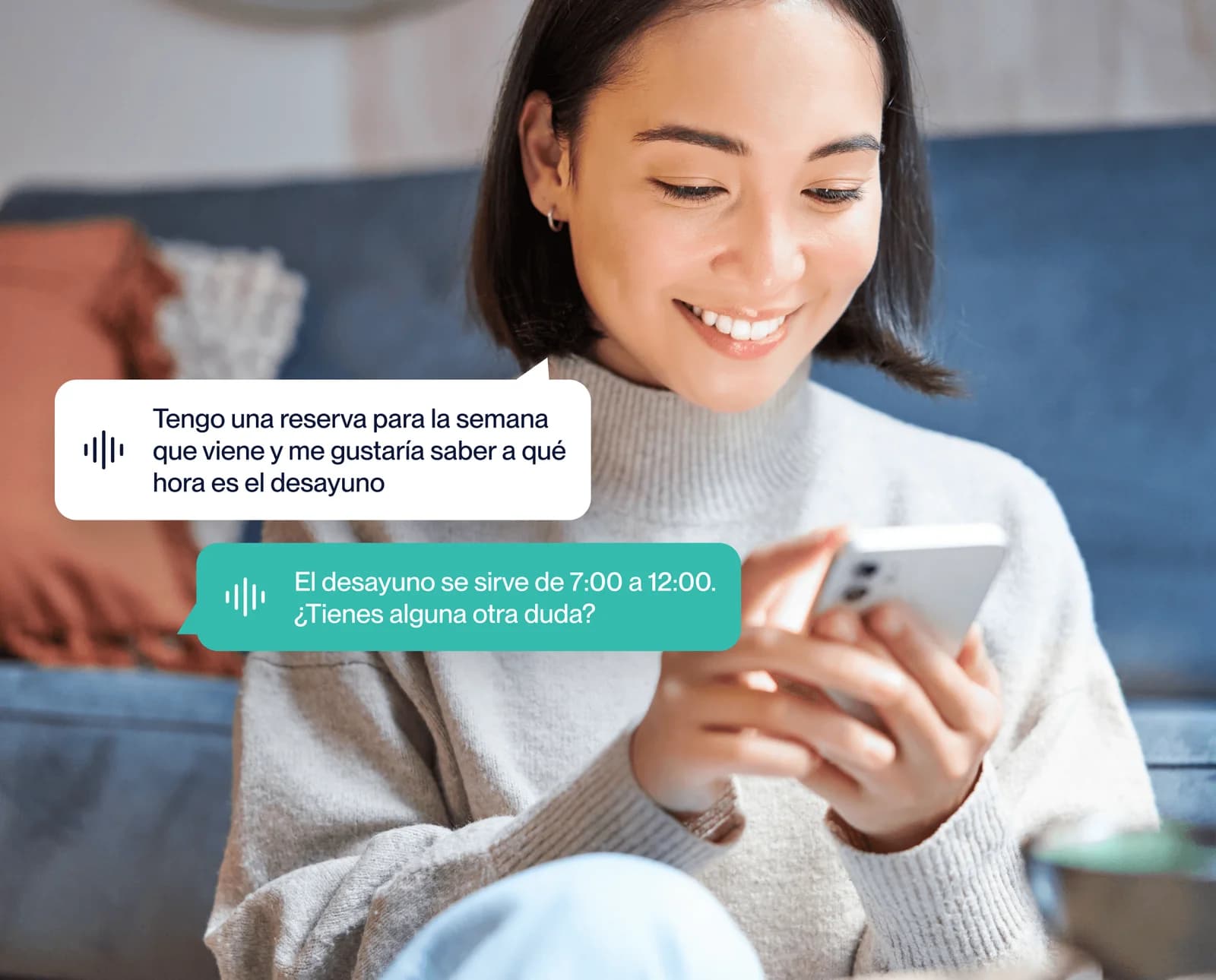 Clienta reservando por WhatsApp con el asistente virtual de un hotel
