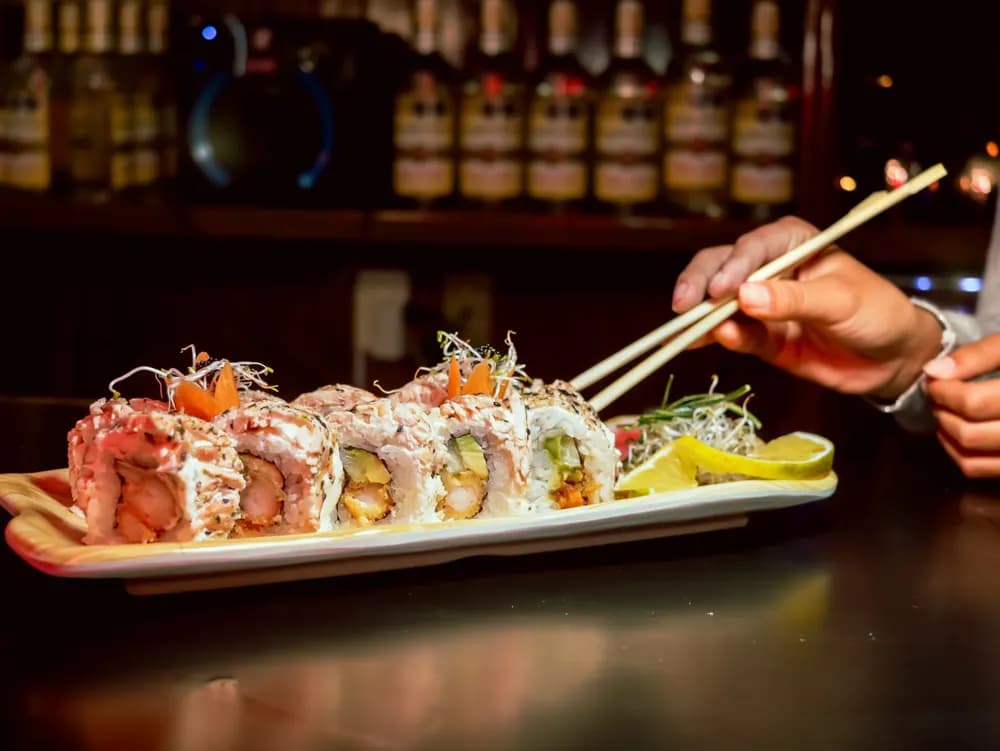 Plateau de sushis servi au bar pendant l’afterwork