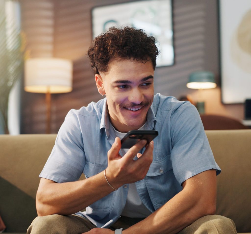 Asistente de voz con inteligencia artificial gestionando reservas en un restaurante — Bookline.ai