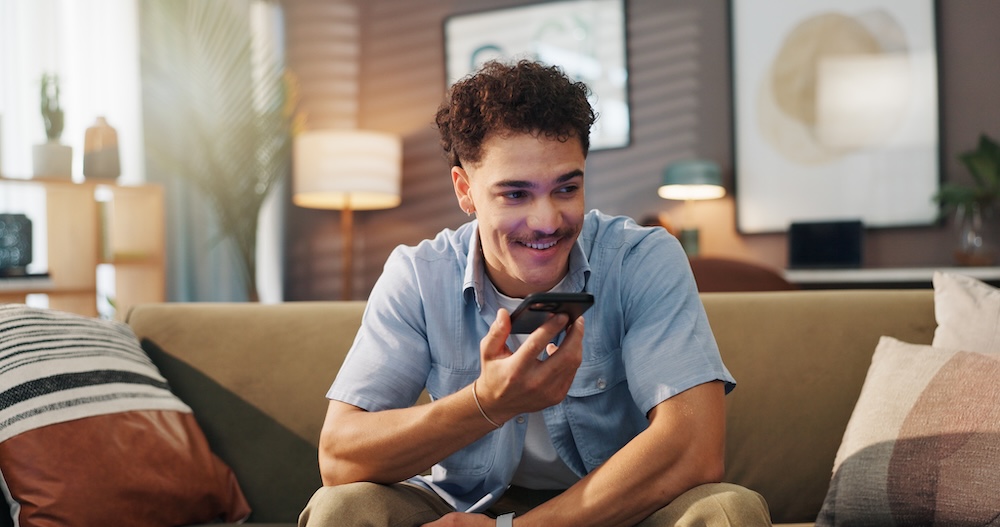 Asistente de voz con inteligencia artificial gestionando reservas en un restaurante — Bookline.ai